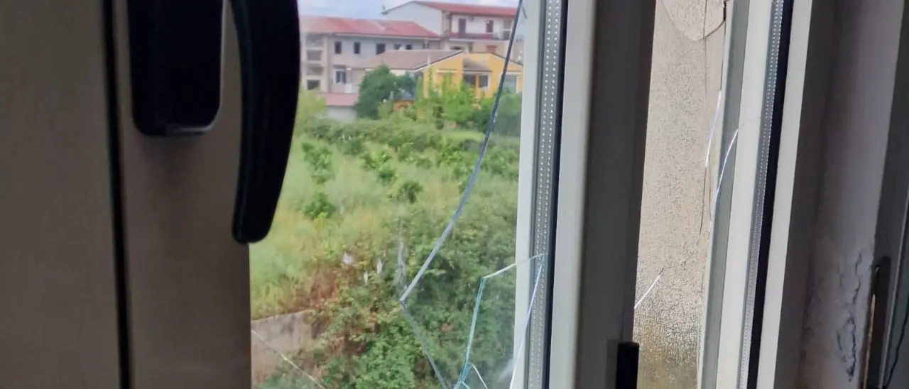 Vandalizzata la sede di Taurianova Tv, il sindaco Biasi: «Azioni deprecabili»