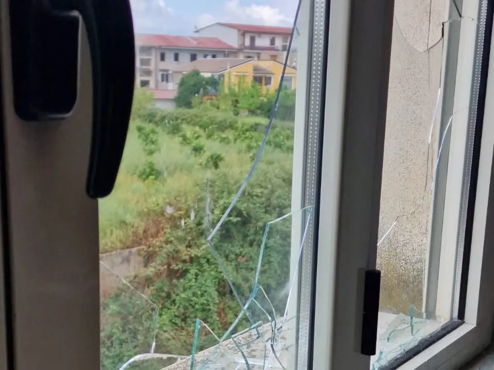 Vandalizzata la sede di Taurianova Tv, il sindaco Biasi: «Azioni deprecabili»