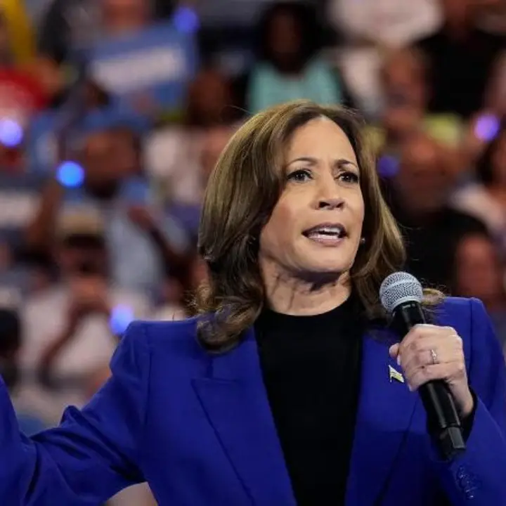 «Gioia, patria e middle class», alla convention democratica è il giorno di Kamala: con le Converse ai piedi verso la Casa bianca