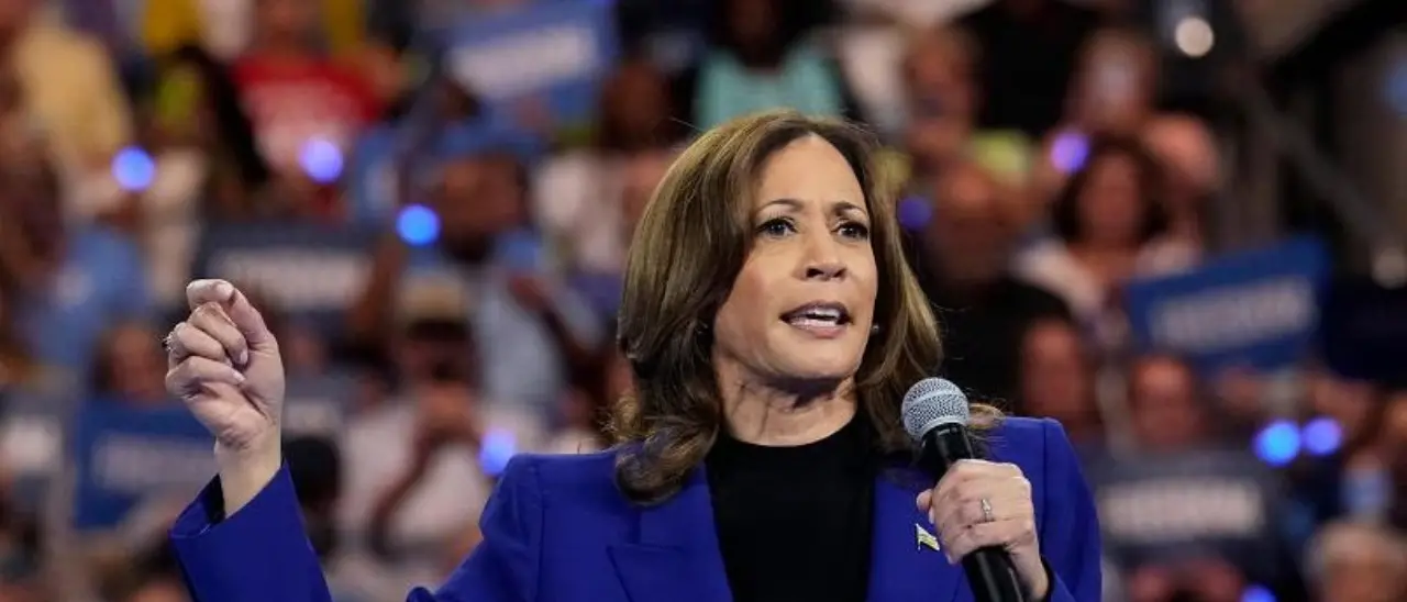 «Gioia, patria e middle class», alla convention democratica è il giorno di Kamala: con le Converse ai piedi verso la Casa bianca