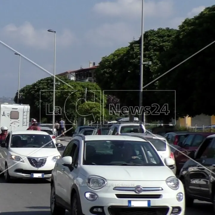 Tempo di rientri, weekend da bollino rosso sulle strade italiane: in Calabria traffico in aumento su statale 106 e A2