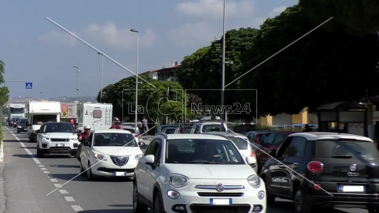 Tempo di rientri, weekend da bollino rosso sulle strade italiane: in Calabria traffico in aumento su statale 106 e A2