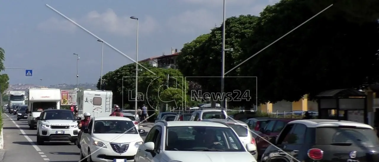 Tempo di rientri, weekend da bollino rosso sulle strade italiane: in Calabria traffico in aumento su statale 106 e A2