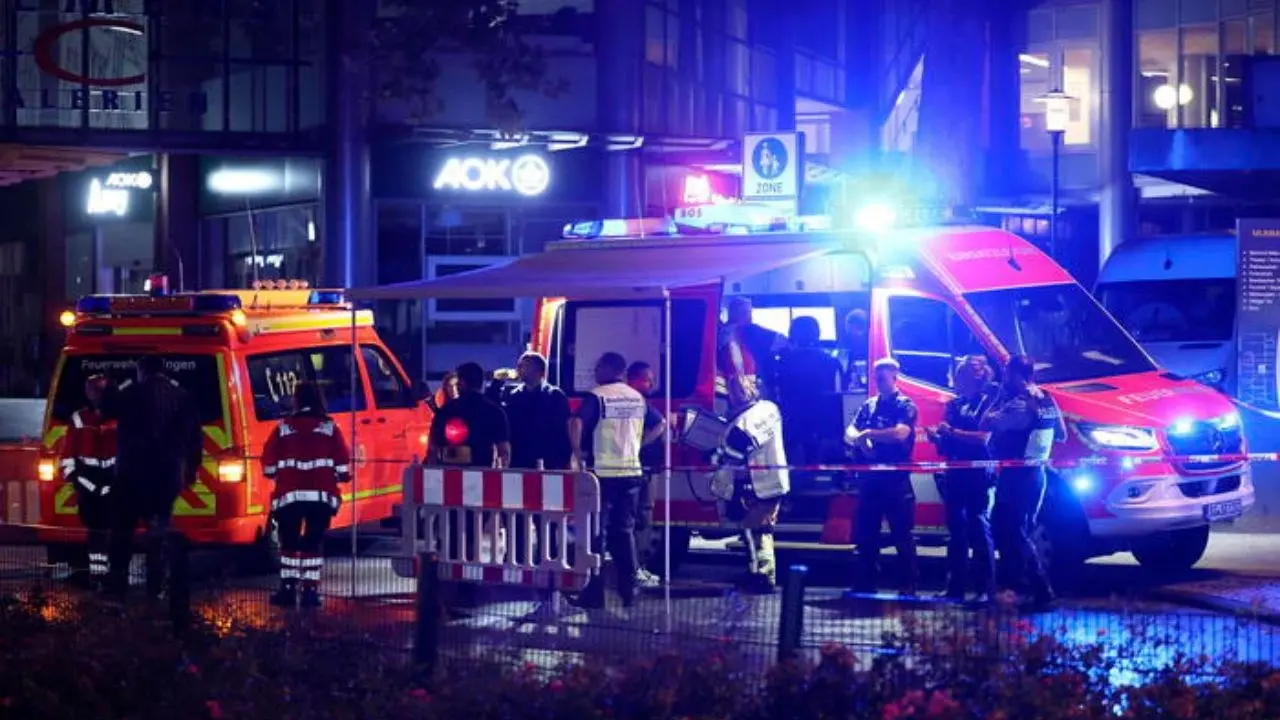 Terrore in Germania, uomo armato di un coltello colpisce e poi scappa: 3 morti e 9 feriti