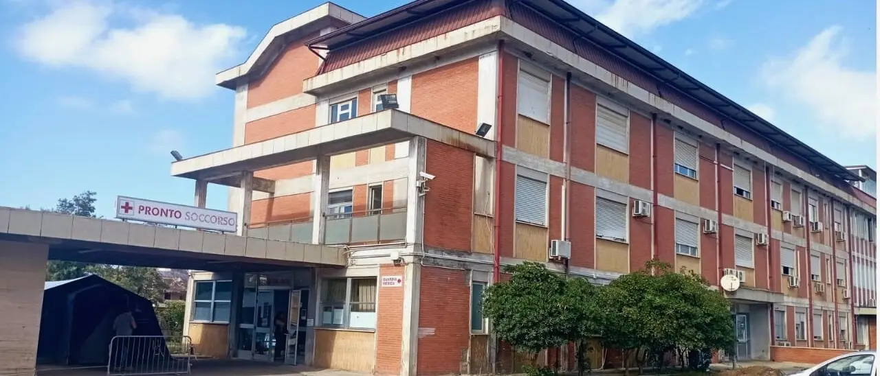 Ambulanza senza medico per trasferire un paziente da Gioia Tauro a Reggio, il sindaco Scarcella lancia l’allarme e chiede aiuto all’Asp