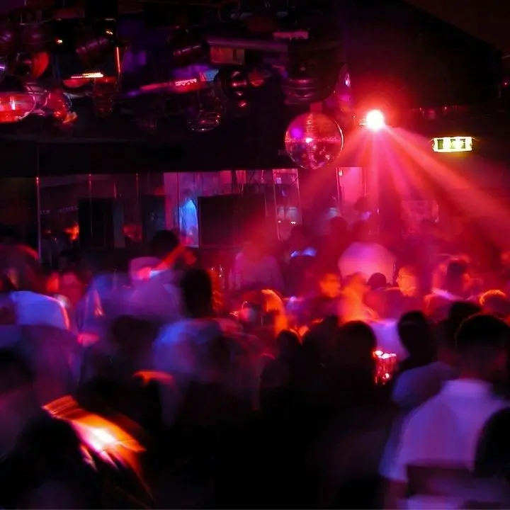 Movida “selvaggia” (e ambulanza senza medico) in discoteca, sequestrato un locale nel Lametino: «Rischio per l’incolumità pubblica»