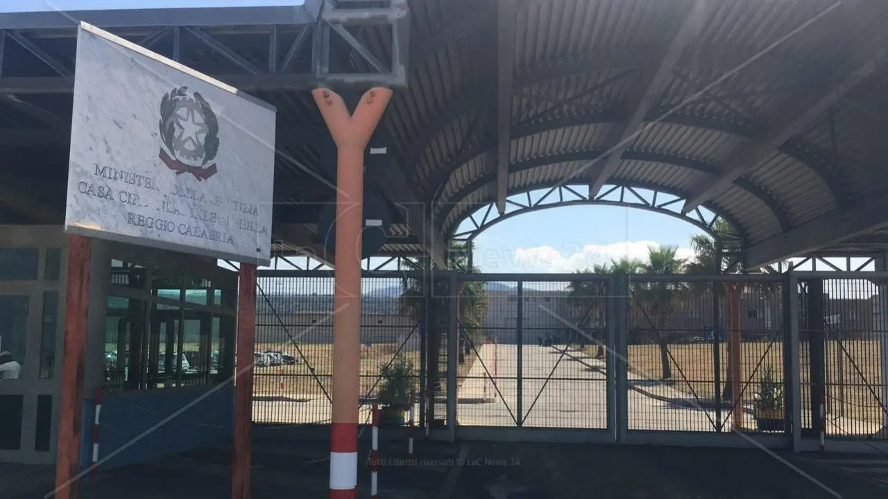 Disordini nel carcere di Arghillà a Reggio Calabria: i detenuti incontrano il garante Russo