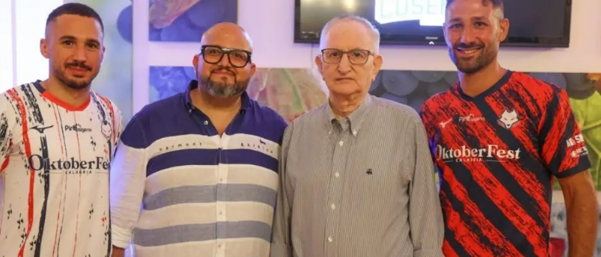 Pirossigeno Cosenza, si alza il sipario sulla nuova stagione: presentate le nuove divise