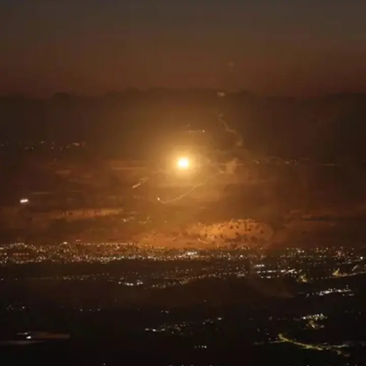 Israele attacca in Libano, lanciati 320 razzi in risposta: dichiarato lo stato di emergenza