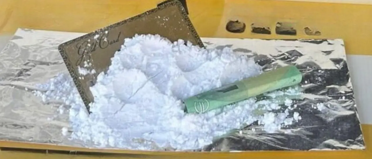 Pubblicità shock nel Catanzarese, un kit per sniffare cocaina nella vetrina di una profumeria: «Scelta irresponsabile e offensiva»