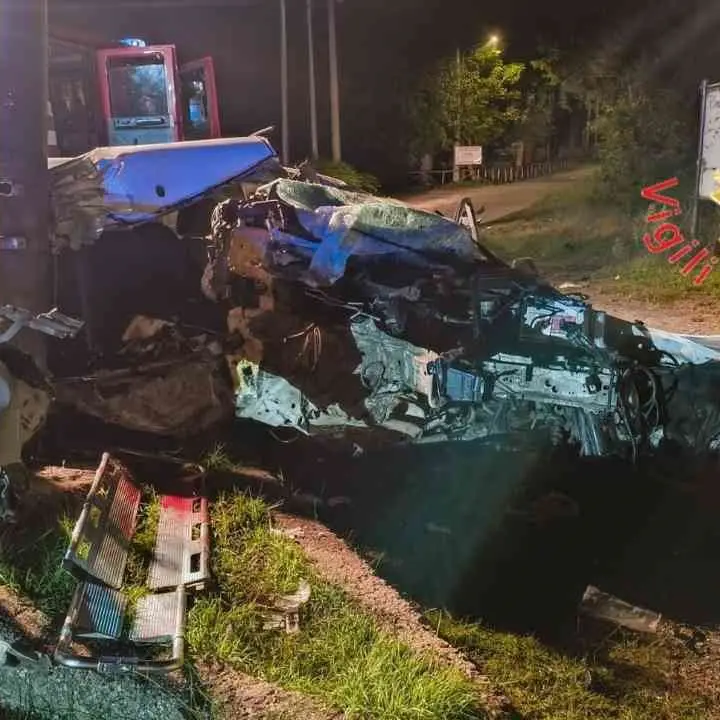 Incidente stradale a Palmi, auto sbanda e finisce contro un palo: tre feriti di cui uno grave