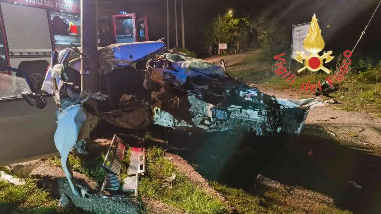 Incidente stradale a Palmi, auto sbanda e finisce contro un palo: tre feriti di cui uno grave