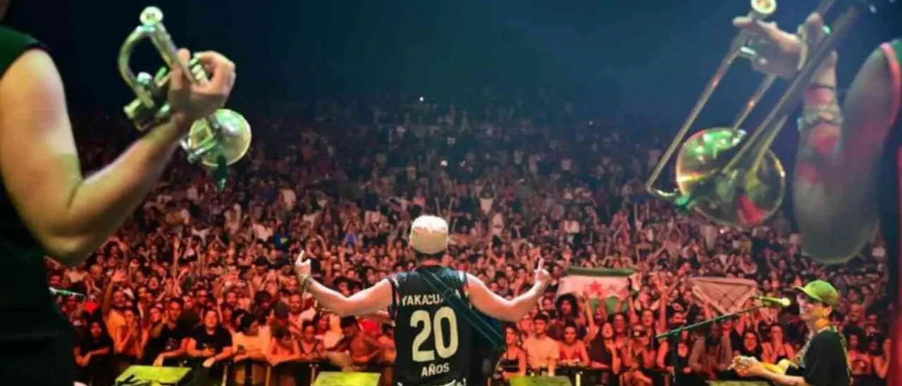 Manu Chao fa ballare il Teatro dei Ruderi di Cirella: i successi cantati in coro sotto il cielo di Diamante