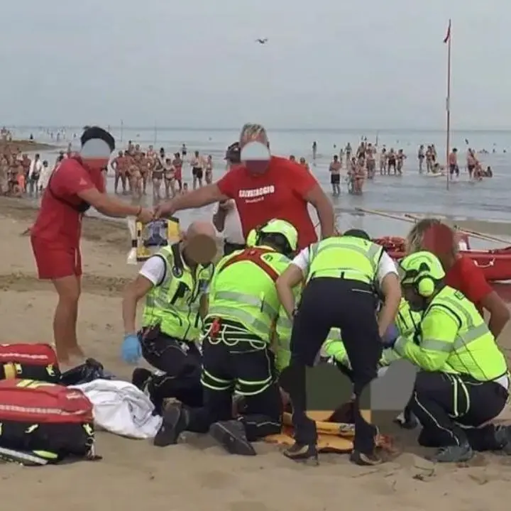 Tragedia in spiaggia nel Veneziano, bambina di 8 anni annega in mare mentre fa il bagno