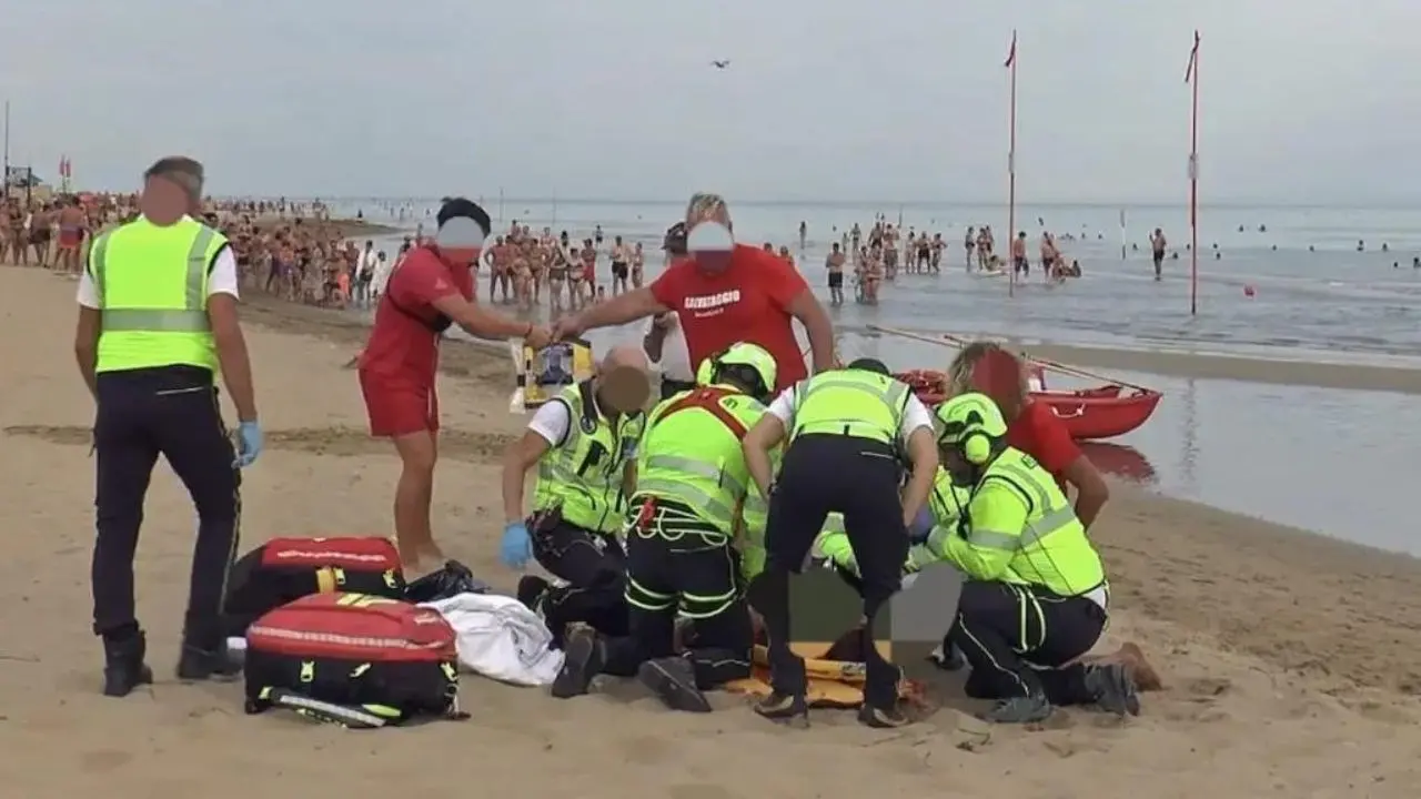 Tragedia in spiaggia nel Veneziano, bambina di 8 anni annega in mare mentre fa il bagno