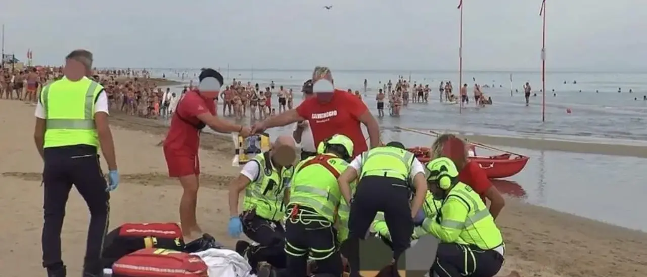 Tragedia in spiaggia nel Veneziano, bambina di 8 anni annega in mare mentre fa il bagno