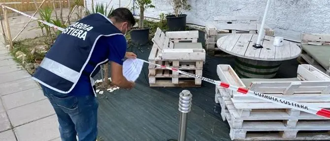 Sequestrati un chiosco abusivo e altre strutture in legno costruite su demanio marittimo a Cutro: una denuncia