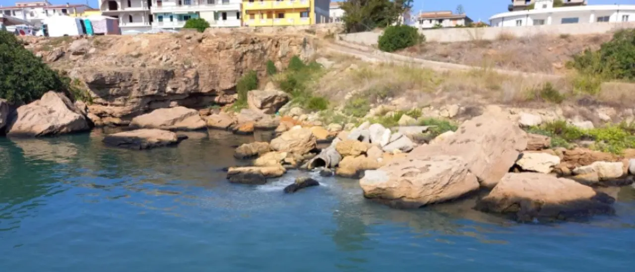 Area marina protetta di Capo Rizzuto infestata dagli scarichi, Legambiente boccia tutti: «Leggi violate e un fallimento lungo 30 anni»