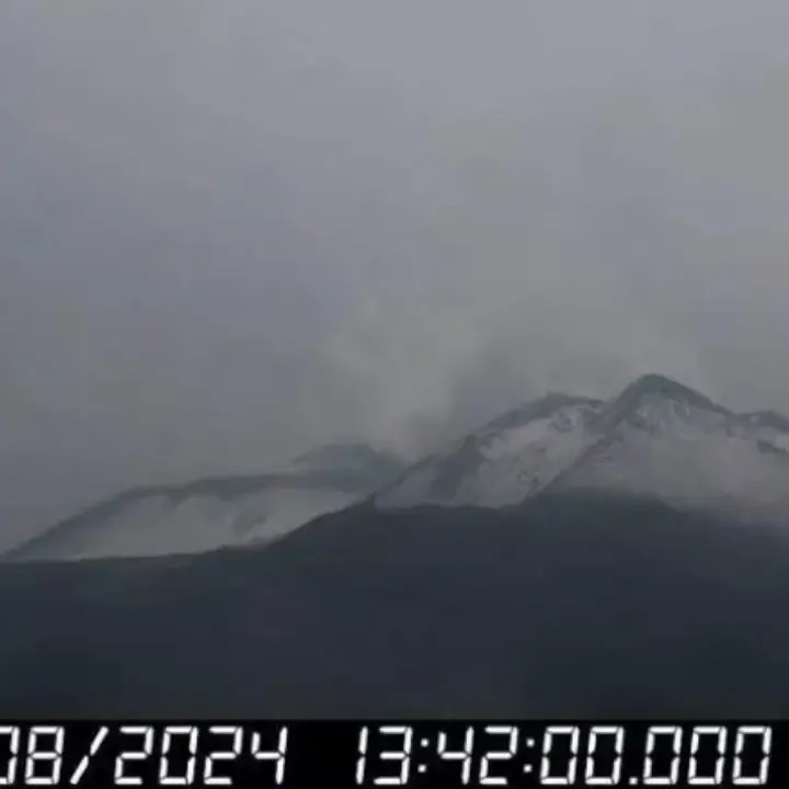 Freddo e neve sulla vetta dell’Etna, ma Catania è avvolta dall’afa e fa 30 gradi