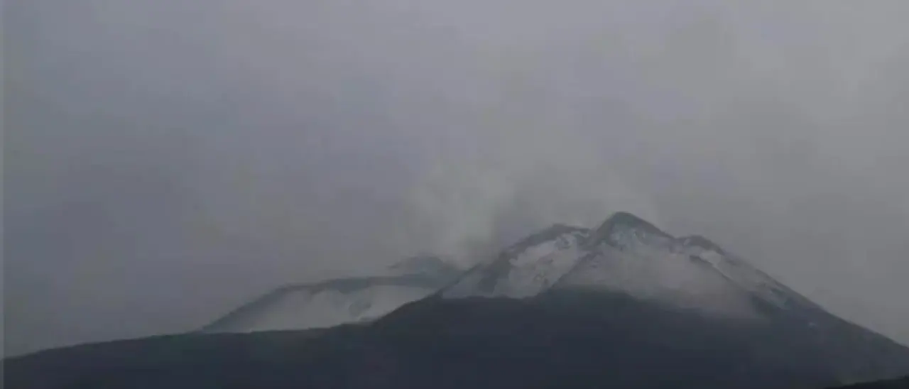 Freddo e neve sulla vetta dell’Etna, ma Catania è avvolta dall’afa e fa 30 gradi