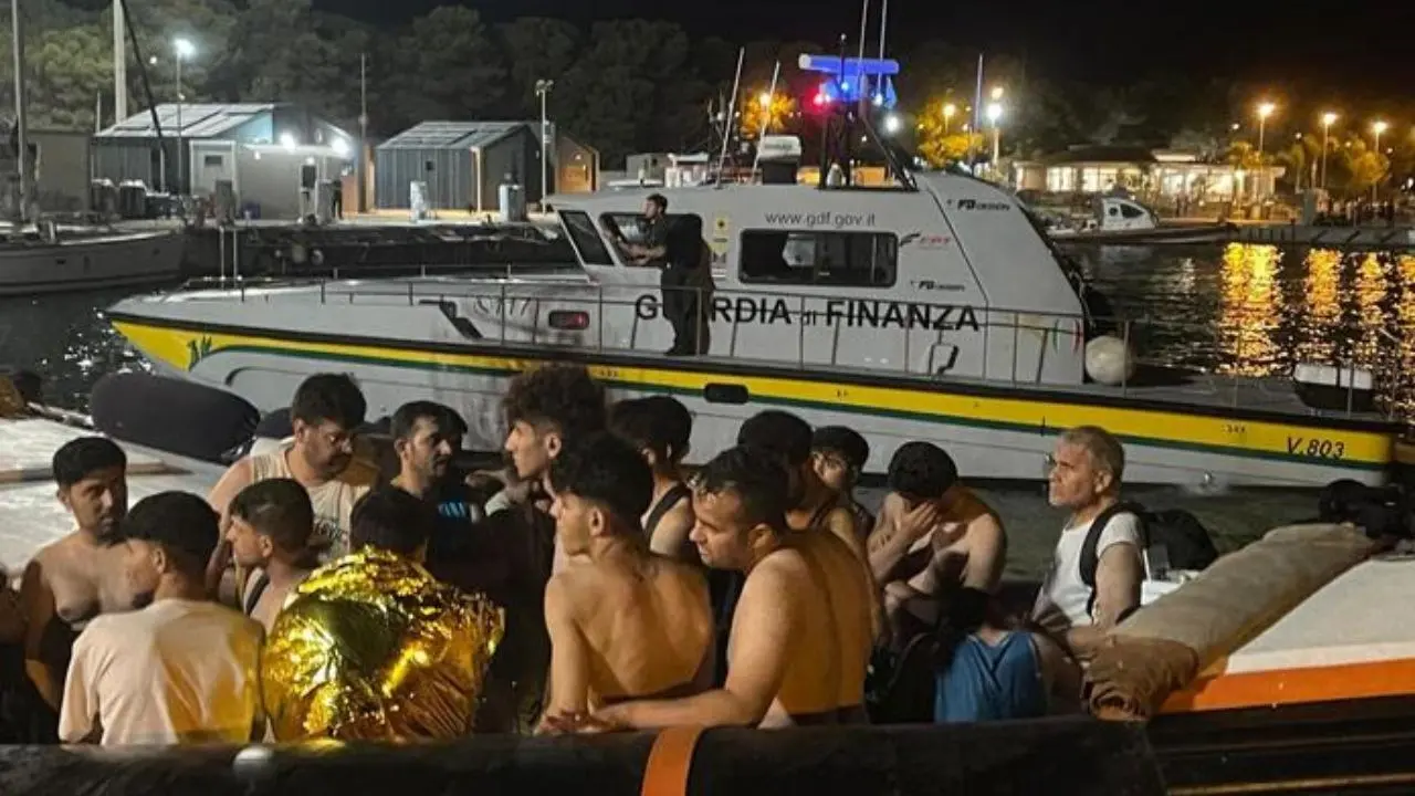 Migranti giunti a Roccella Ionica e salvati nel Catanzarese, c’è anche bimba di 6 mesi