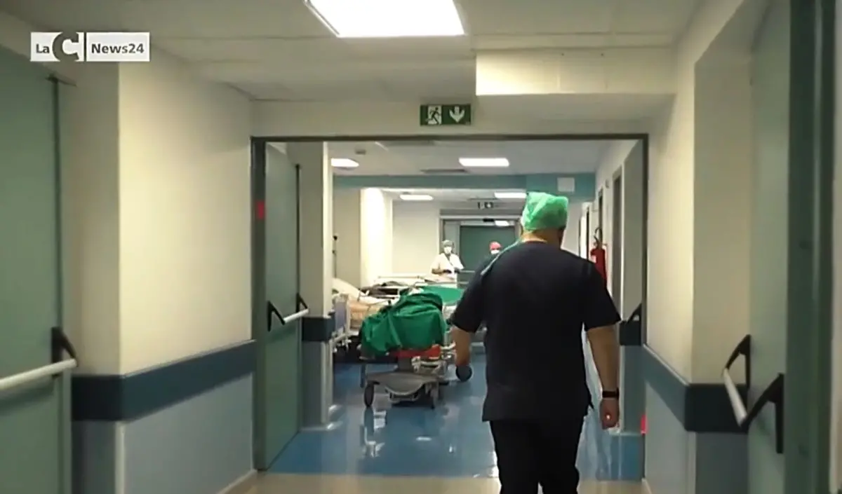 «Prima o poi ci scapperà il morto»: allarme all’ospedale di Reggio Calabria dopo la nuova aggressione