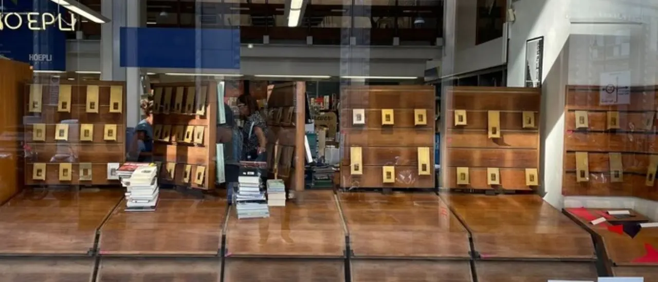 Milano, compra l’intera vetrina di una libreria per 10mila euro: in esposizione c’erano quasi 200 libri