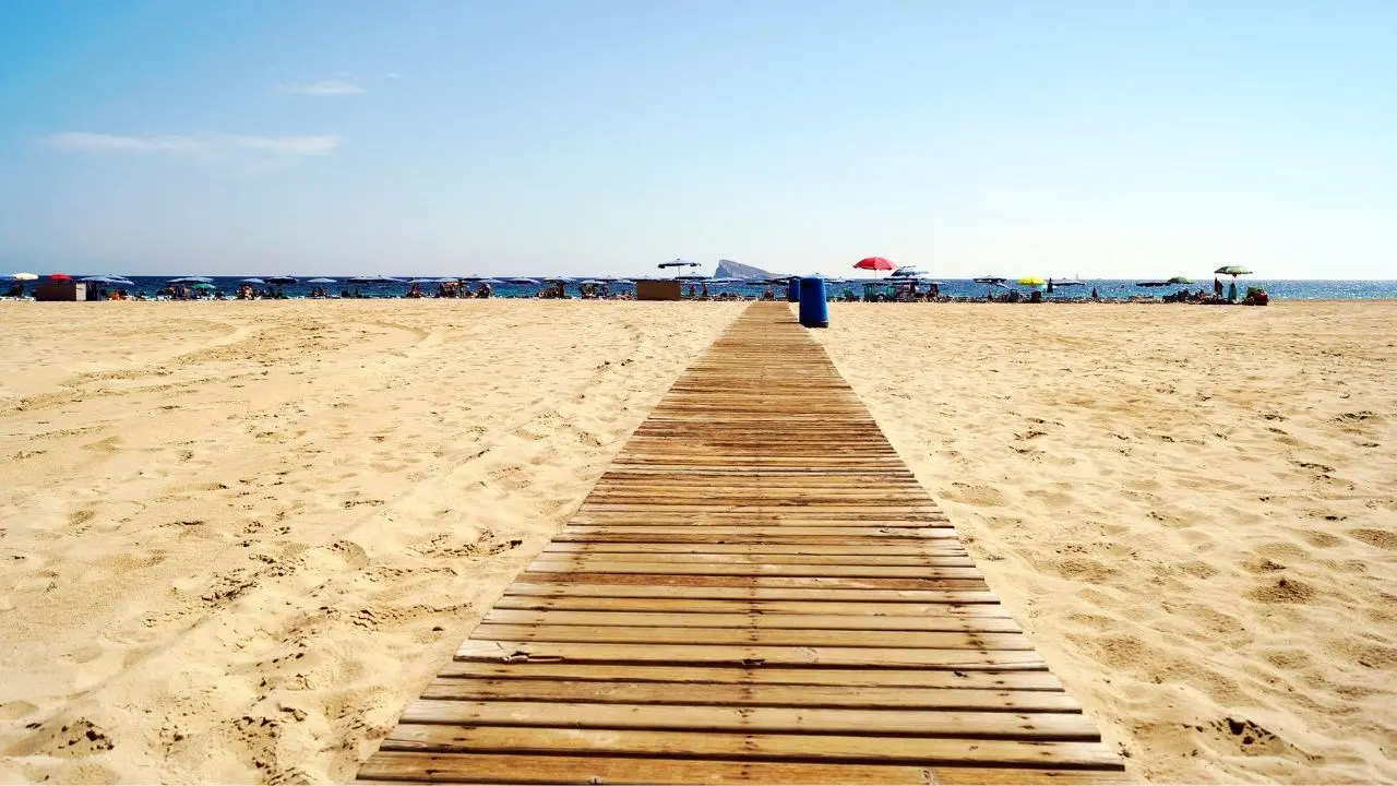 Rubavano dalla spiaggia pedane per i disabili, un carabiniere libero dal servizio ferma tre giovani nel Reggino