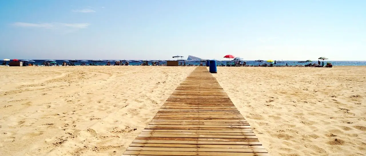 Rubavano dalla spiaggia pedane per i disabili, un carabiniere libero dal servizio ferma tre giovani nel Reggino