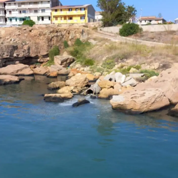 Scarichi nell’area marina protetta di Capo Rizzuto, Legambiente: «La Provincia inconsapevole dei suoi obblighi»