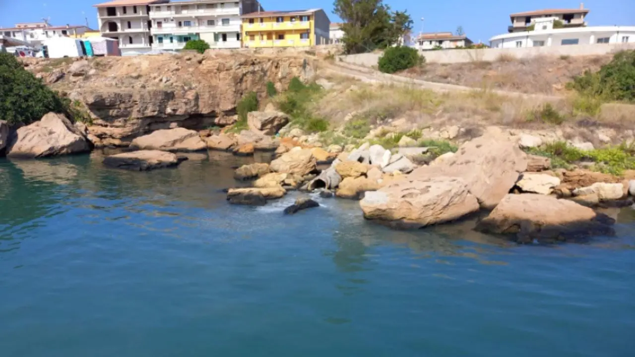 Scarichi nell’area marina protetta di Capo Rizzuto, Legambiente: «La Provincia inconsapevole dei suoi obblighi»