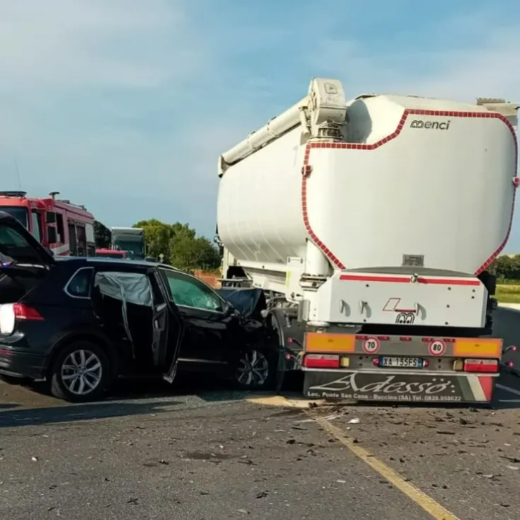 Incidente a Strongoli, un ferito grave nello scontro tra un camion e un’auto