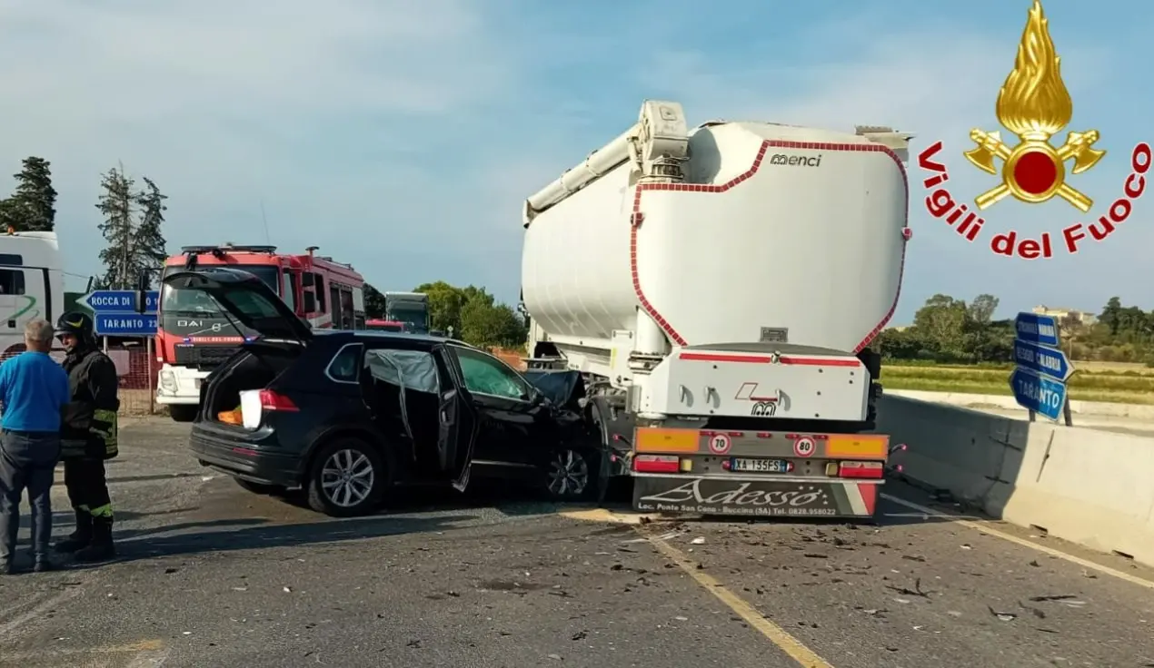 Incidente a Strongoli, un ferito grave nello scontro tra un camion e un’auto