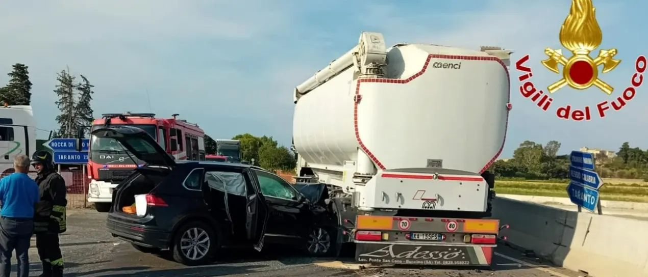 Incidente a Strongoli, un ferito grave nello scontro tra un camion e un’auto