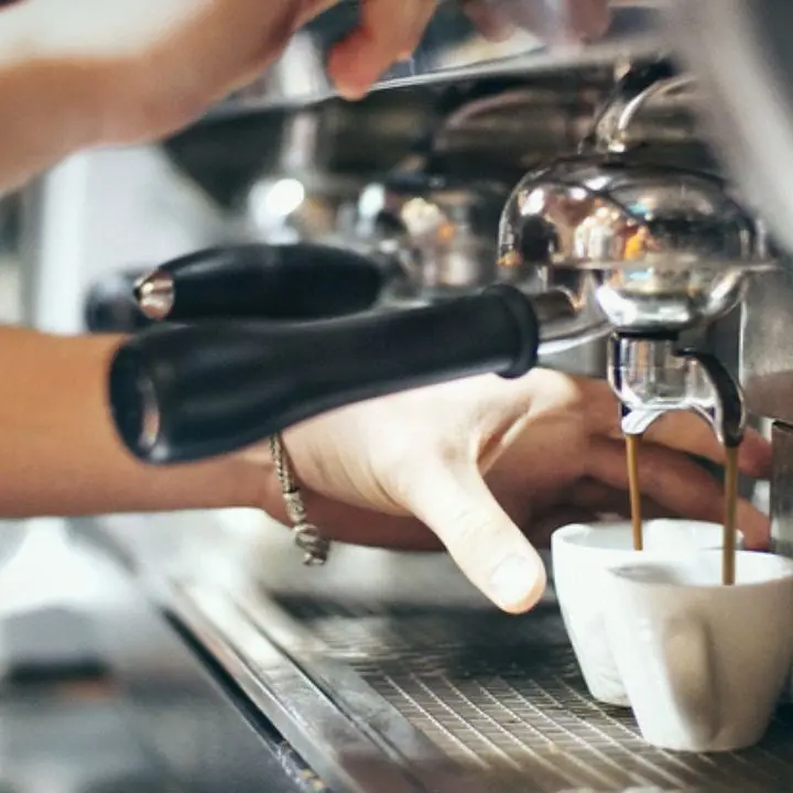 Caro-tazzina, ci mancava anche il Vietnam: a Catanzaro il prezzo del caffè al bar sale a 1,2 euro