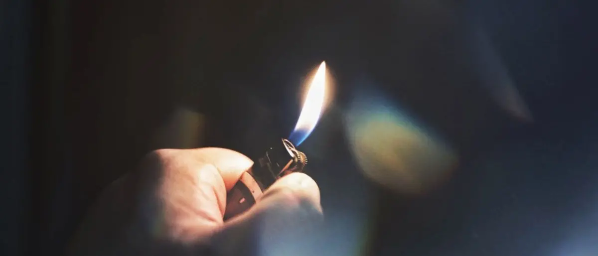 Belvedere Spinello, brucia sterpaglie in campagna e causa un vasto incendio: denunciato