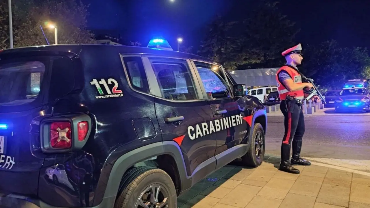 Movida violenta a Lamezia, due arresti dei carabinieri: minacce ai militari dopo l’intervento per sedare una rissa in centro