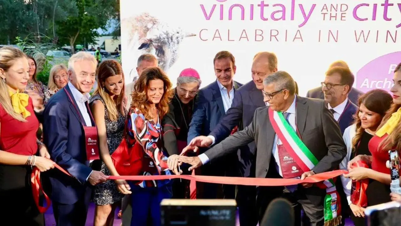 Primo giorno di Vinitaly and the City a Sibari: ascolterà le opinioni dei produttori