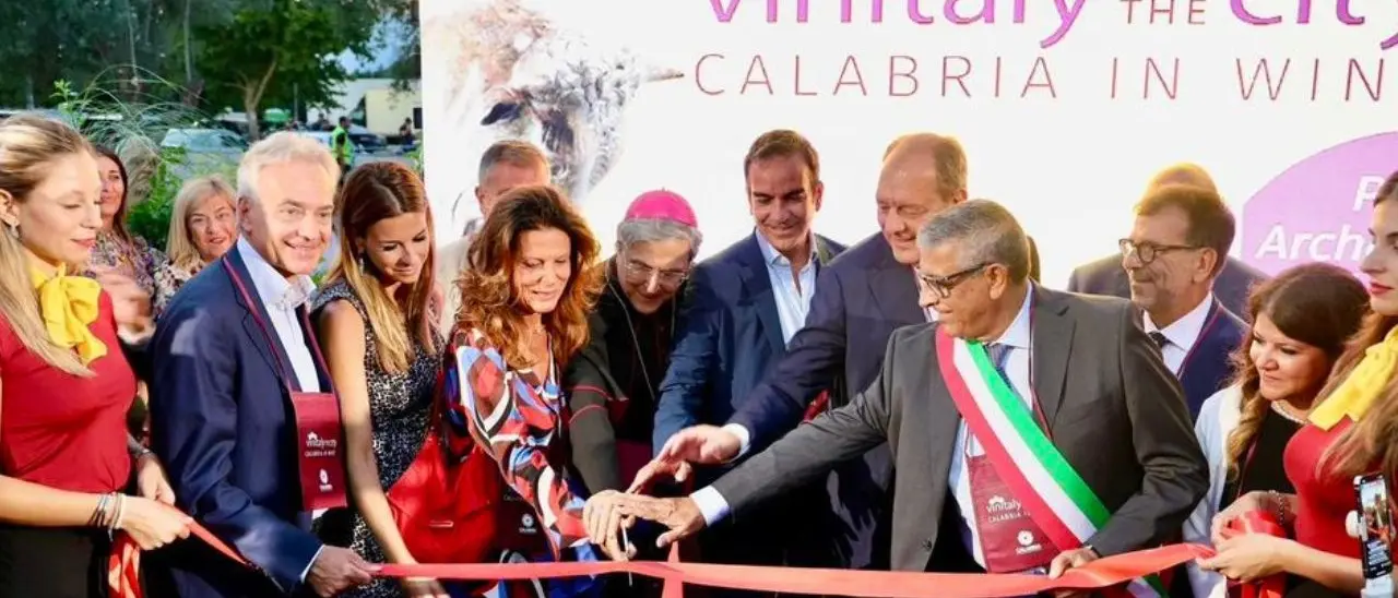 Primo giorno di Vinitaly and the City a Sibari: ascolterà le opinioni dei produttori