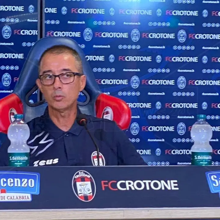 Verso Cavese-Crotone, Longo carica l’ambiente pitagorico: «Pronti a disputare una gara eccezionale»