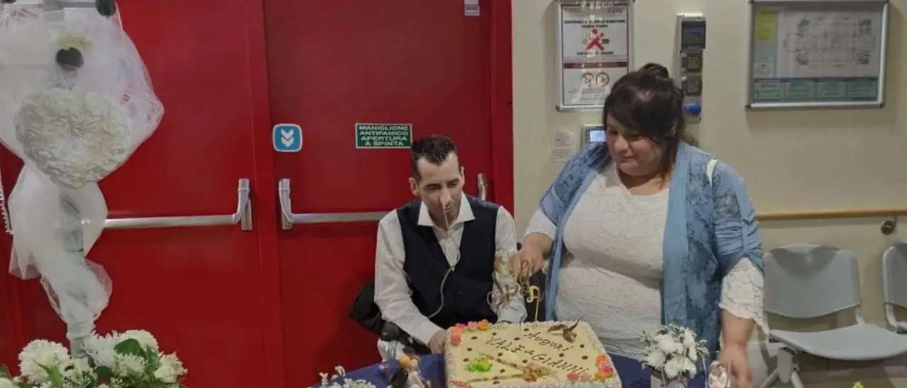 Malato terminale si sposa in ospedale prima di morire, la moglie crotonese: «Gli ho promesso che ai bambini ci penserò io»
