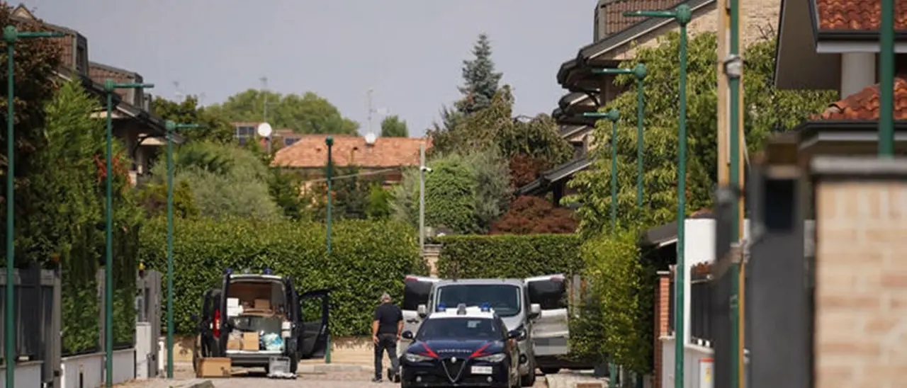 Strage familiare nel Milanese, indagato il figlio 17enne: «Ho ucciso papà». Trovati morti anche mamma e fratellino