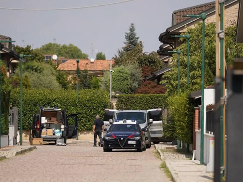 Strage familiare nel Milanese, indagato il figlio 17enne: «Ho ucciso papà». Trovati morti anche mamma e fratellino
