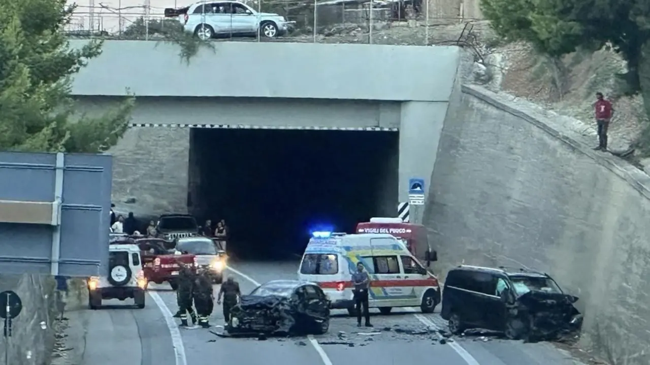 Nuovo incidente sulla statale 106, violento scontro a Trebisacce: grave un 22enne