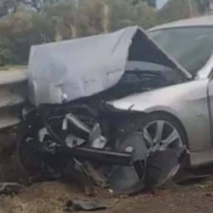 Incidente sulla 106, a Cassano allo Jonio violento scontro tra auto e tir: due feriti