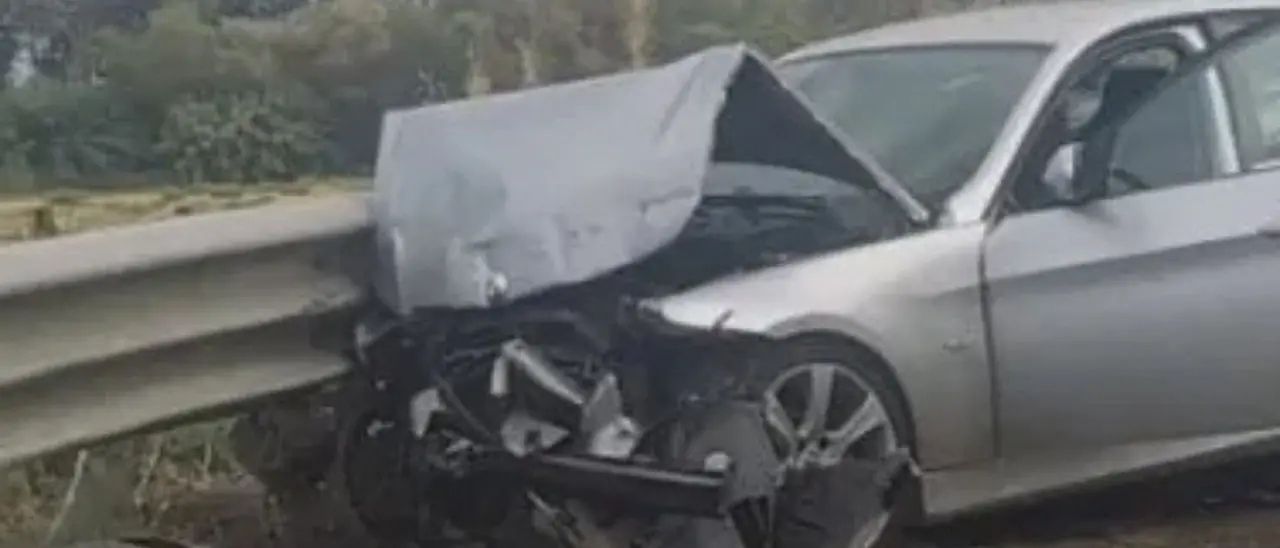 Incidente sulla 106, a Cassano allo Jonio violento scontro tra auto e tir: due feriti