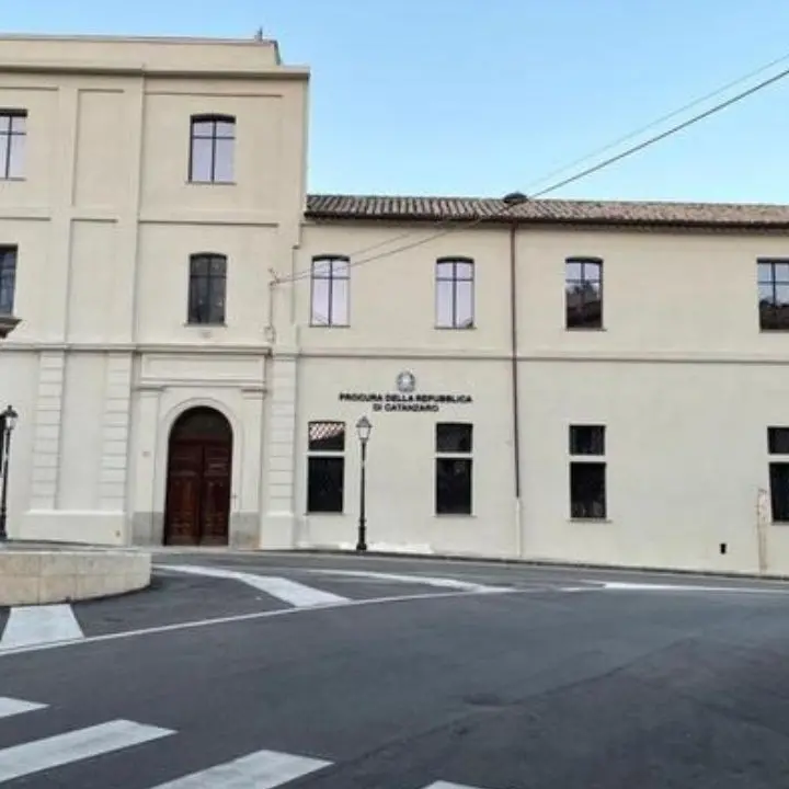 Titolare di un noto negozio di Cosenza pestato in piena notte, la Dda di Catanzaro arresta due persone