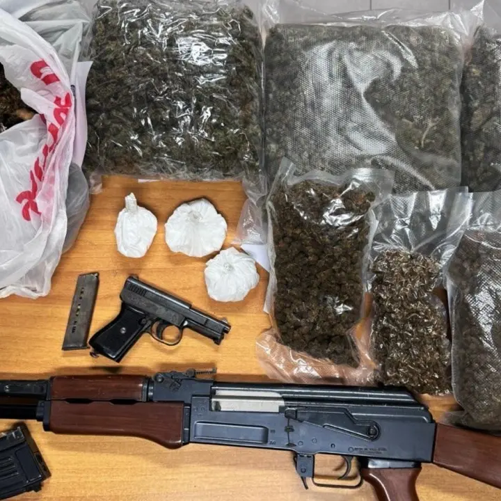 Armi e droga in un casolare abbandonato, sequestri nel centro storico di Paola