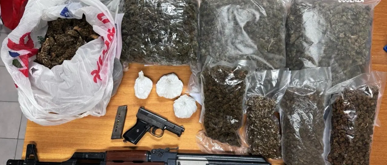 Armi e droga in un casolare abbandonato, sequestri nel centro storico di Paola