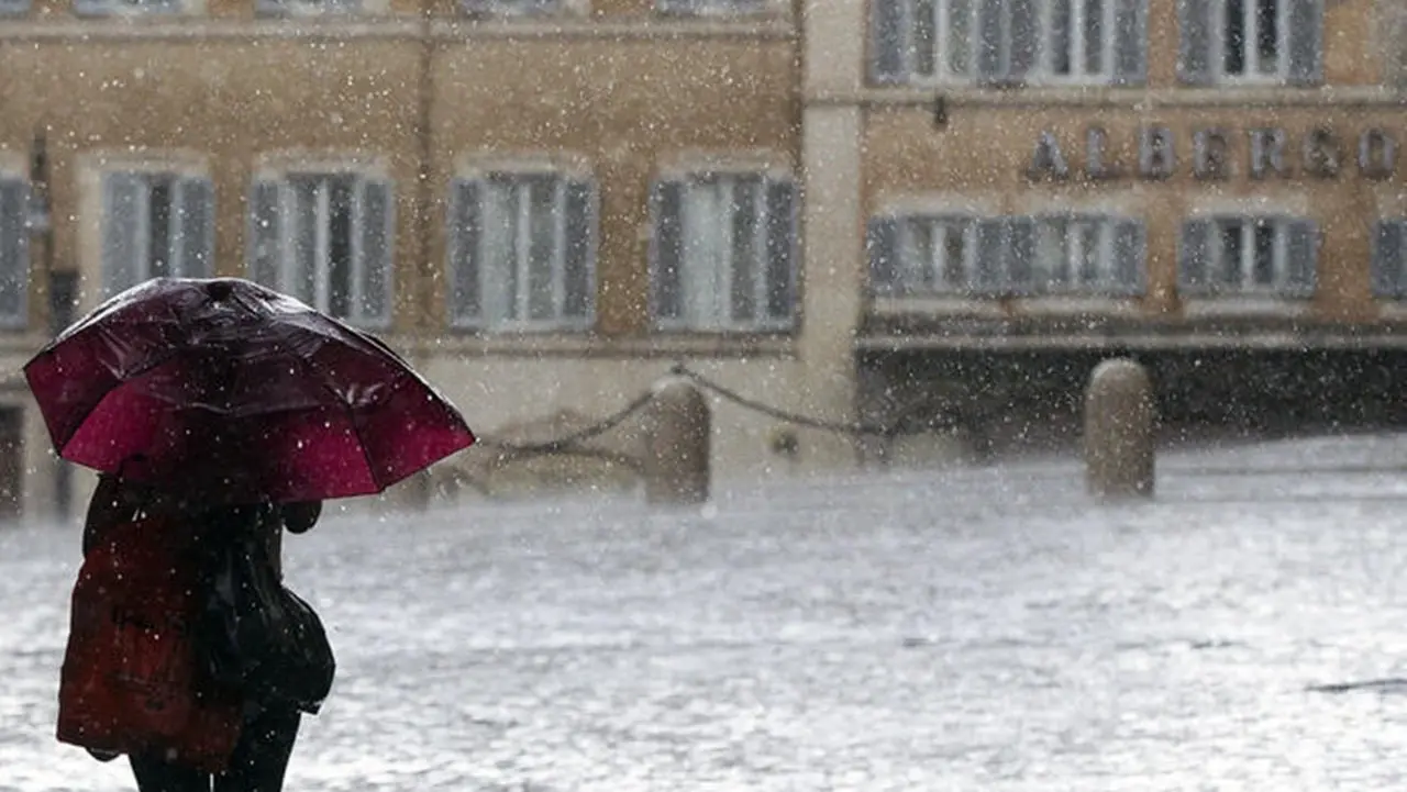 Maltempo, forti piogge e allagamenti a Roma. Domani allerta gialla su 9 regioni tra cui la Calabria